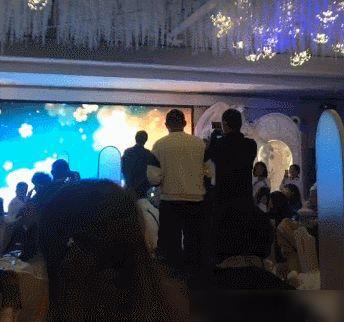 鹿晗充当摄影师参加婚礼,邓超扮服务员卖力跳舞,嗨翻全场